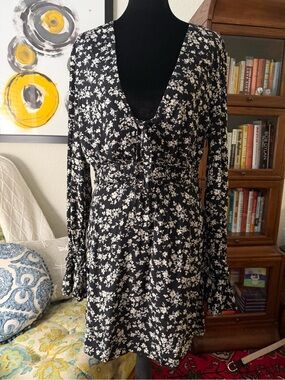 The East Order Elsa Black Floral V-Neck Mini Dress L
